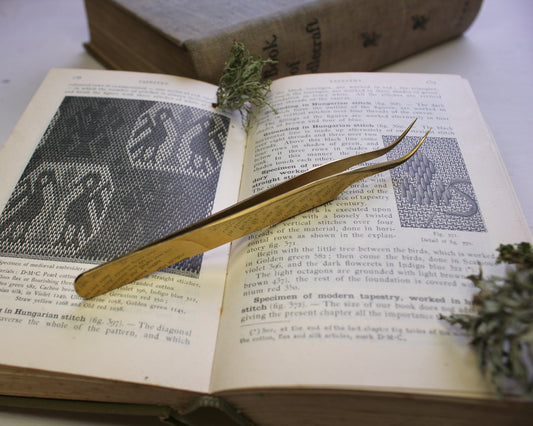 Fine Point Curved Gold Plated Tweezers